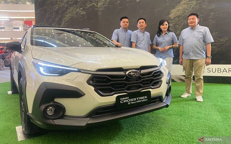 Subaru Crosstrek 50 Years All-Wheel Drive Edition dipamerkan pada peluncurannya di Main Atrium Senayan City Mall Jakarta, Rabu (18/10/2023). (ANTARA/Pamela Sakina)
