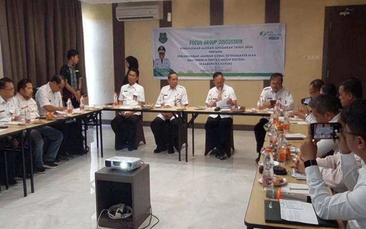 FGD Penggunaan Alokasi Anggaran 2024 untuk Perlindungan Jamsostek Bagi Pekerja Rentan Miskin Ekstrem digelar di Kapuas