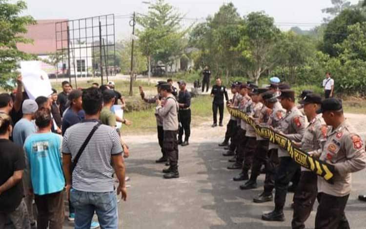 Sekelompok massa terlibat bentrok dengan aparat keamanan di halaman Kantor KPU Katingan saat acara Sispamkota.