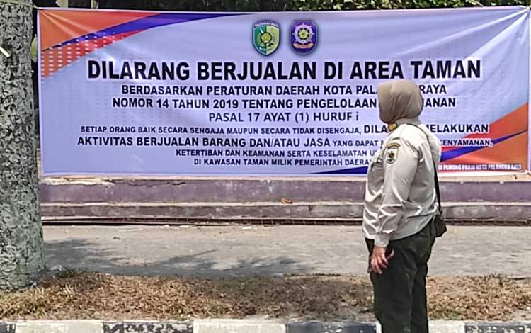 Satpol PP Palangka Raya Sterilkan Taman Kota dari Aktivitas PKL
