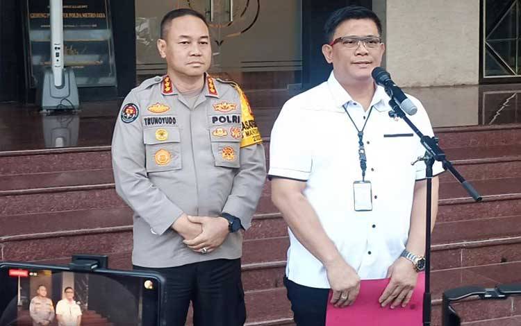 Dirreskrimsus Polda Metro Jaya Kombes Pol Ade Safri Simanjuntak (depan) saat konferensi pers di Jakarta, Rabu (18/10/2023). ANTARA/Ilham Kausar