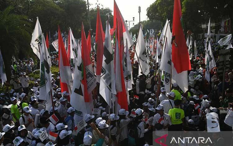 Sejumlah pendukung ikut serta dalam pawai yang mengantar bakal calon presiden Anies Baswedan dan bakal calon wakil presiden Muhaimin Iskandar menuju Gedung KPU di Jakarta, Kamis (19/10/2023). (ANTARA FOTO/Aditya Pradana Putra/hp/pri)