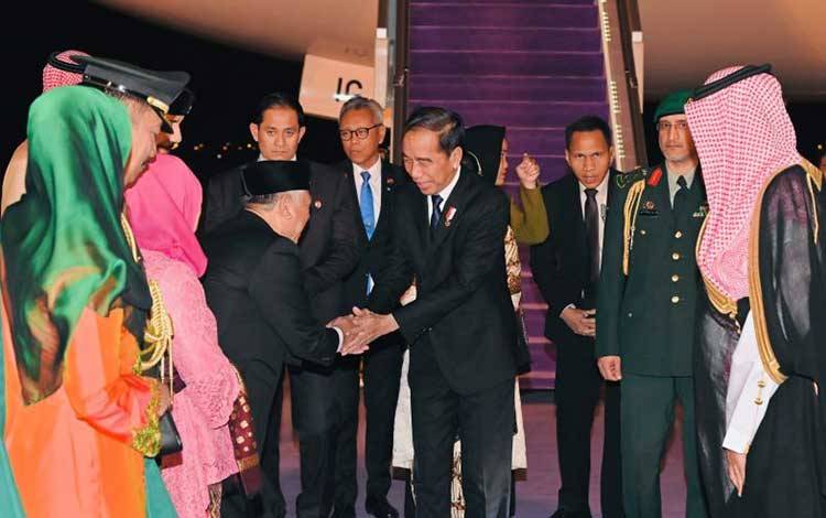 Presiden Joko Widodo tiba di Riyadh, Arab Saudi, Rabu (18/10/2023). (ANTARA/HO-Biro Pers Sekretariat Presiden)