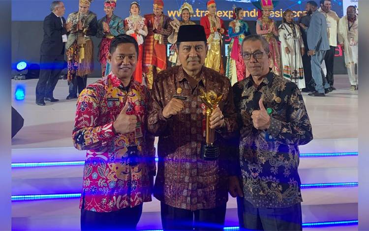 Raih Prestasi, Kabupaten Kotawaringin Barat Menerima Penghargaan Primaniyarta 2023