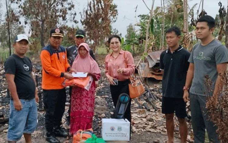BPBD Kapuas Salurkan Bantuan Korban Kebakaran Rumah di Desa Bentuk Jaya