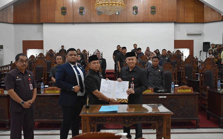Suasana usai penandatanganan kesepakatan terkair Raperda antara unsur pimpinan DPRD Kapuas dan Pemkab Kapuas. (FOTO: IST)