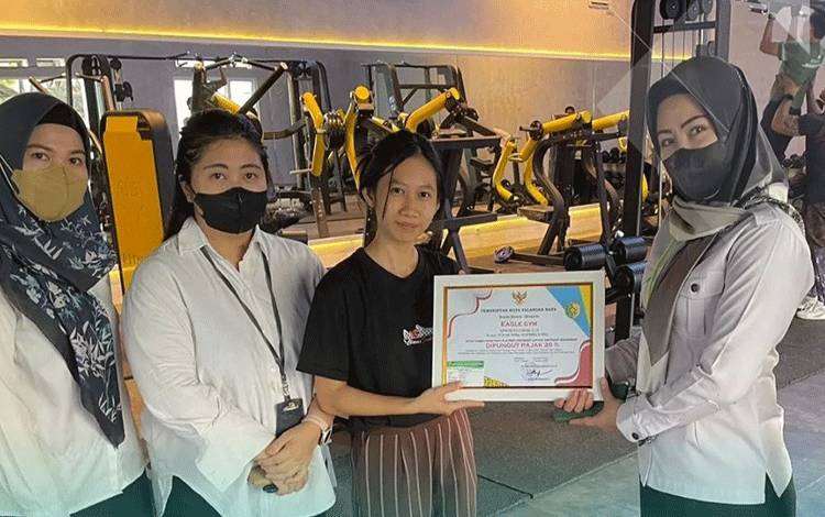 BPPRD Palangka Raya Pasang Maklumat Pajak di Tempat Usaha