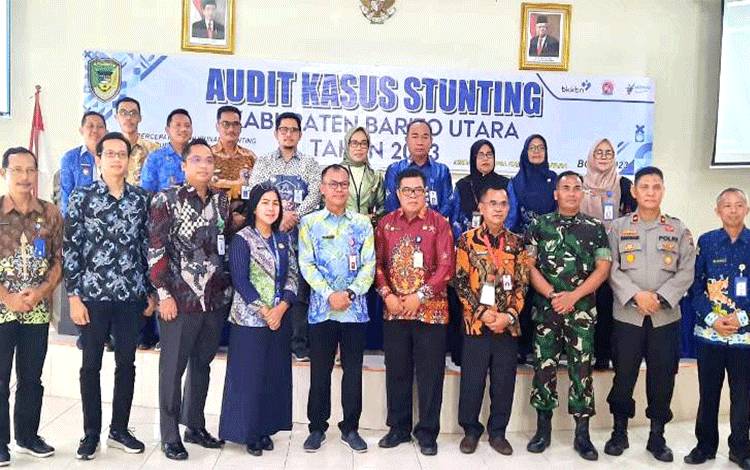 Staf Ahli Bupati Heri Jhon Setiawan foto bersama usai pembukaan audit stunting tahun 2023 di aula Bappeda Litbang.(foto: Dhani)