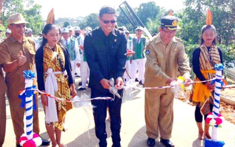 Ketua Komisi II DPRD Barut Resmikan Nama Jalan Lingkungan di SMAN 4 Muara Teweh