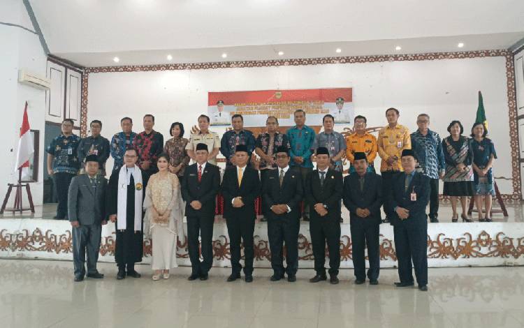 Bupati Gunung Mas Jaya S Monong foto bersama usai melantik sejumlah pejabat di GPU Damang Batu, Jumat, 20 Oktober 2023. (FOTO: IST)