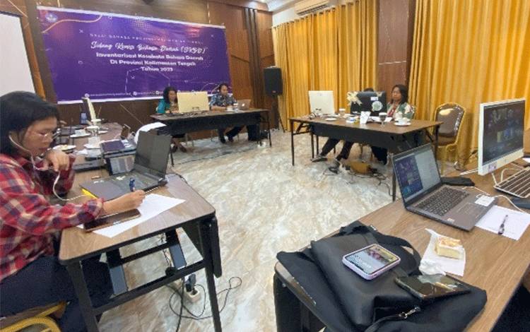 Sidang Komisi Bahasa Daerah Inventarisasi Kosakata Bahasa Daerah di Kalteng