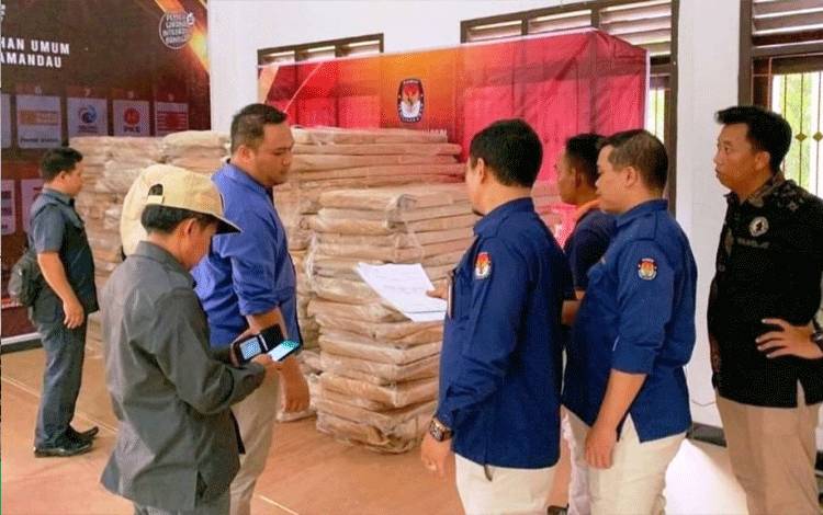 Tim Logistik KPU Kabupaten Lamandau tengah memeriksb?surat jalan yang dibuat pihak produsen dan memeriksa secara fisik bilik suara yang dikirim.?(FOTO : HENDI NURFALAH)
