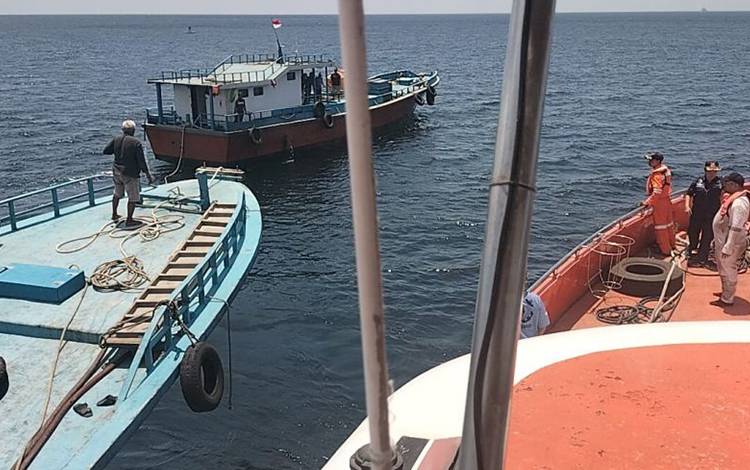 Proses evakuasi anak buah kapal (ABK) Kapal Motor (KM) Sumber Rejeki 03 yang mengalami kecelakaan di Perairan Tanjung Pemali, Kabupaten Buton, Provinsi Sulawesi Tenggara, Sabtu (21/10/2023). ANTARA/HO-Basarnas Kendari