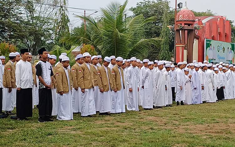 Apel peringatan hari santri nasional di Halaman Kantor Bupati Kotawaringin Timur, Minggu, 22 Oktober 2023. (FOTO: DEWIP)