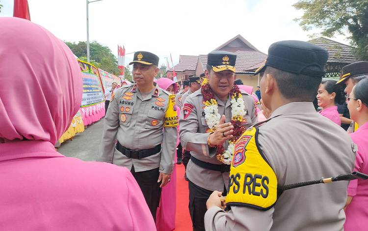 Kapolda Kalteng Irjen Pol Djoko Susilo saat berjabat tangan dengan Kapolres Barsel AKBP Yusfandi Usman. (FOTO: PATHUR)
