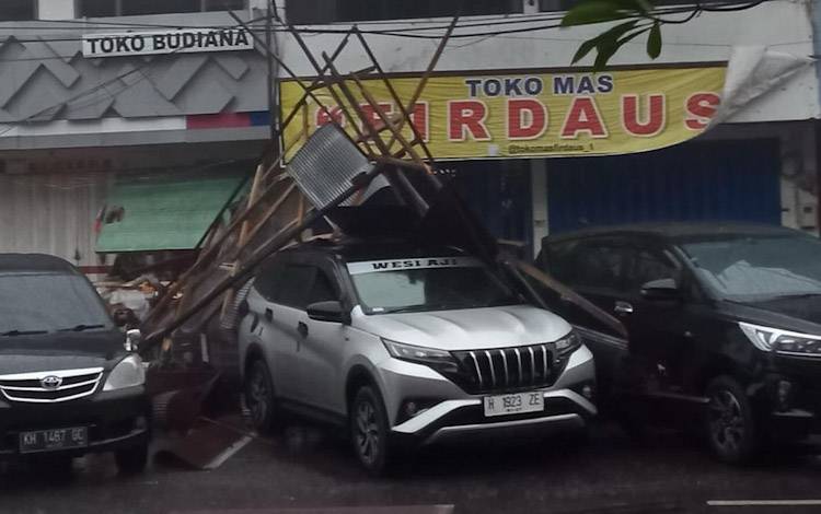 Pohon Tumbang Hingga Atap Kanopi Ambruk Akibat Hujan dan Angin di Pangkalan Bun