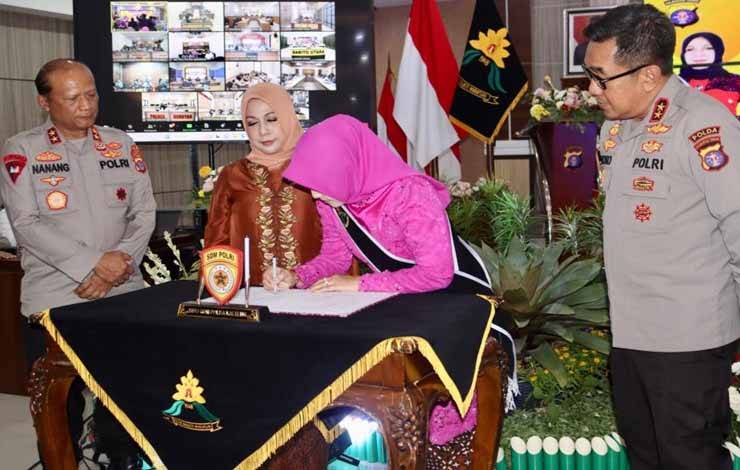 Serah Terima Jabatan Ibu Asuh Polwan Polda Kalteng, Ini Pesan Ibu Dewi Nanang Avianto