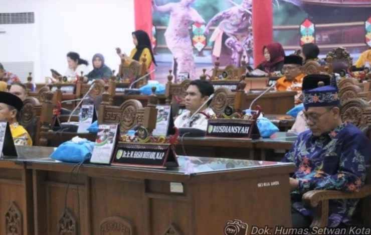 Ketua Komisi C DPRD Kota Palangka Raya H M Hasan Busyairi saat mengikuti kegiatan rapat paripurna Ke - 11 masa sidang I tahun 2023 - 2024 (Foto : Setwan)