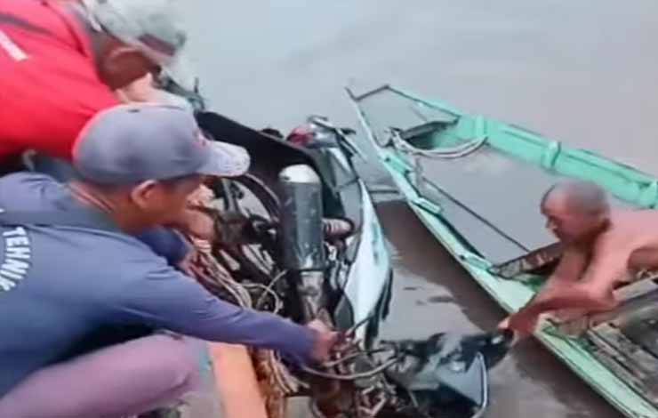 Hendak Parkir, Pengendara Motor Tercebur ke Sungai Mentaya