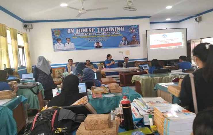 Kepala Sekolah Ajak Seluruh Warga SMAN 5 Palangka Raya Bersinergi