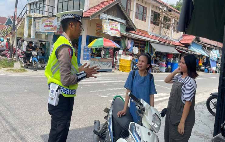 Personel Satlantas Polres Katingan Tegur Pengendara Tak Pakai Helm