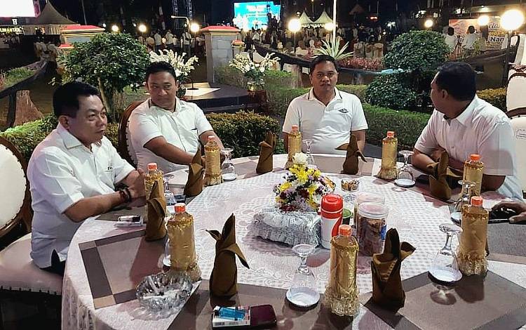 Ketua DPRD Kalteng, Wiyatno (kiri) ketika menghadiri acara kenal pamit Kapolda Kalteng, Minggu malam, 22 Oktober 2023. (FOTO: DPRD KALTENG)