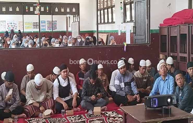 KPU Seruyan Bersama Santri Nobar Film Kejarlah Janji