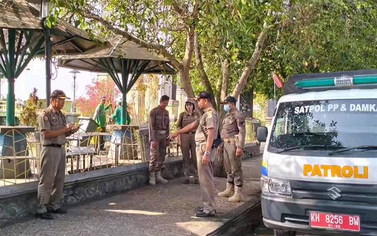 Personel Satpol PP dan Damkar Kapuas saat lakukan pemetaan daerah rawan gangguan Trantibum, Senin, 23 Oktober 2023. (FOTO: IST)