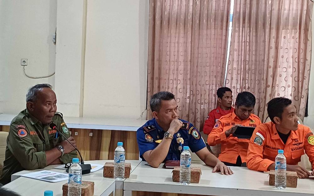 Kepala Pelaksana BPBD Kabupaten Kotawaringin Timur Muktazam (kiri) dalam rapat evaluasi status tanggap darurat karhutla di Gedung Pusdalops Kantor BPBD Kotim, Senin, 23 Oktober 2023.