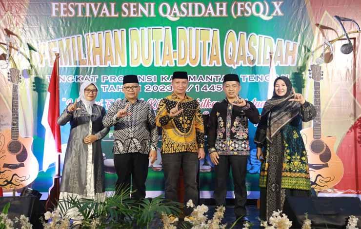 Staf Ahli Gubernur Kalteng Bidang Kemasyarakatan dan SDM (KSDM) Suhaemi ikut foto bersama saat festival seni Qasidah. (FOTO:FERI)