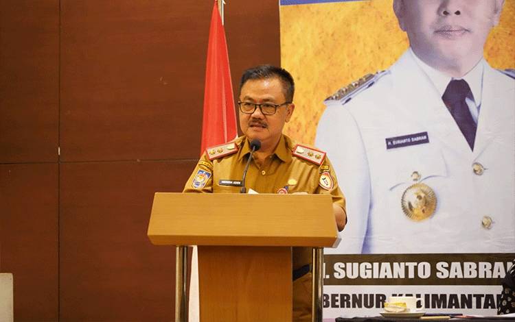 Sahli Gubernur Kalteng Bidang Pemerintahan, Hukum dan Politik Herson B. Aden bacakan sambutan dalam Rakor terkait kebencanaan di Swiss-Belhotel Danum Palangka Raya, Selasa, 24 Oktober 2023. (FOTO:RINTO)