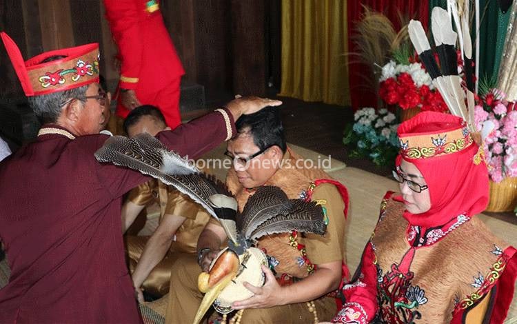 Pj Bupati Kapuas Jalani Ritual Adat Tampung Tawar
