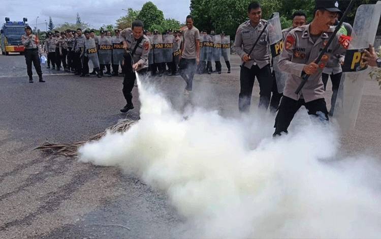 Salah satu personel memadamkan api saat mengikuti latihan Sispamkota pengamanan Pemilu 2024. (FOTO : HENDI NURFALAH)