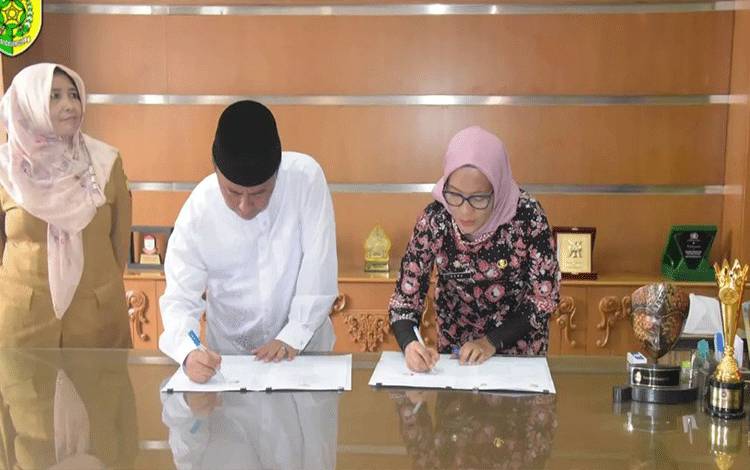 Penandatanganan MoU Pj Wali Kota Palangka Raya dan Pj Bupati Sumedang. (FOTO: HUMAS)?