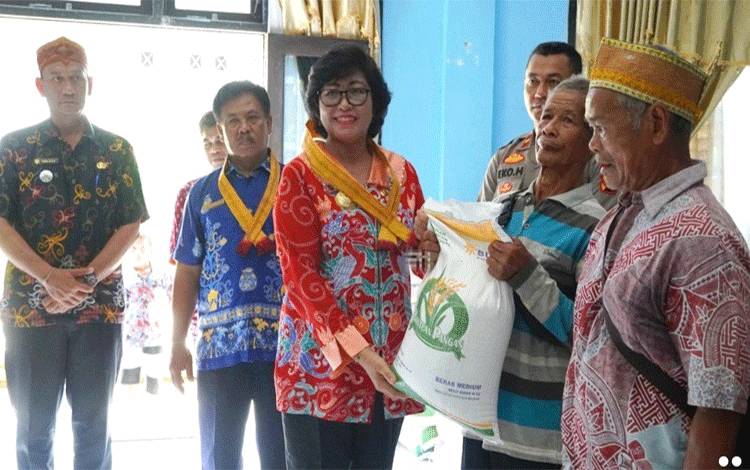 Warga Delang Mendapat Bantuan Pangan