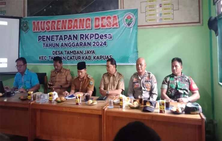 Dukung Kegiatan Desa, Babinsa Kapuas Kuala Hadiri Rapat RKPDes Tamban Jaya