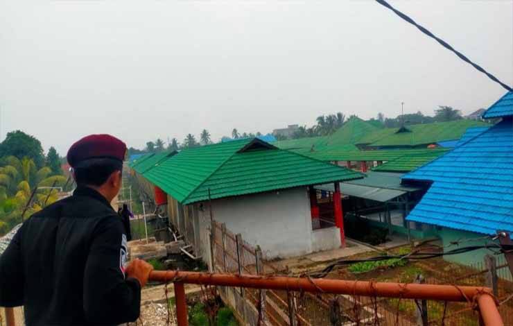 Petugas Rutan Kelas IIB Kuala Kapuas Pantau Keamanan dari Pos Menara untuk Jaga Kamtib