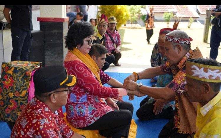 Lestarikan Adat dan Budaya Hadapi Modernisasi