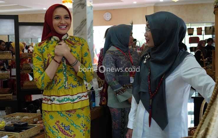 Ivo Bahagia Kerajinan Dekranasda Kalteng Dipuji Istri Wakil Presiden