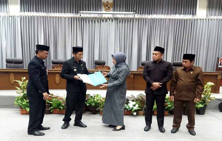 Pj Bupati Barito Utara Sampaikan Pidato Pengantar Terhadap 2 Raperda