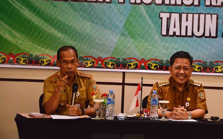 Kepala Dinas Kesehatan Kalteng, Suyuti Syamsul (kiri) membuka kegiatan sekaligus memberikan arahan. (FOTO:GERY)