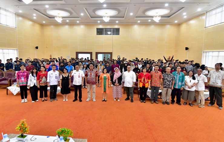 Foto bersama saat seminar penguatan pembangunan di Kalimantan Tengah sebagai mitra Ibu Kota Nusantara (IKN) di Aula PPIG UPR. (FOTO: IST)