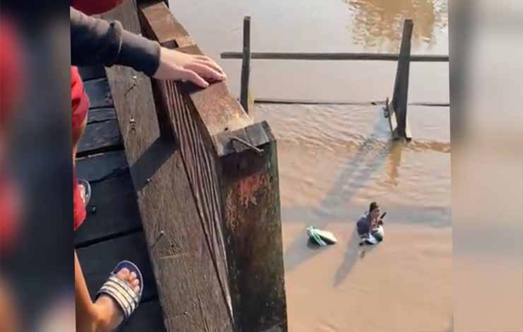 Pengendara Motor Jatuh dari Jembatan Anjir Kalampan