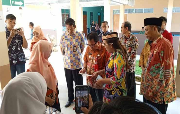 Pj Bupati Kapuas Tinjau Pemeriksaan Kesehatan Calon Jemaah Haji Tahap Pertama di RSUD