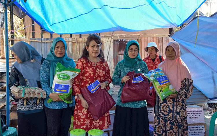 TP PKK Kapuas Salurkan Bantuan ke Warga Terdampak Kebakaran Rumah di Palingkau Lama