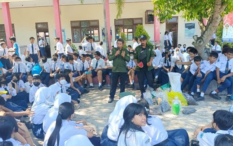 DLH Edukasi Cara Membuat Pupuk Kompos dari Sampah Dedaunan di SMPN 1 Palangka Raya