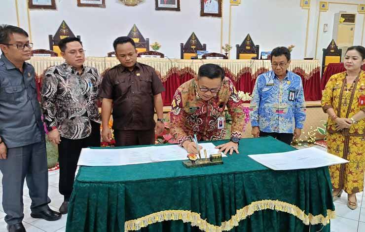Pimpinan DPRD dan Pj Bupati Barito Timur Teken Persetujuan Bersama KUA-PPAS 2024