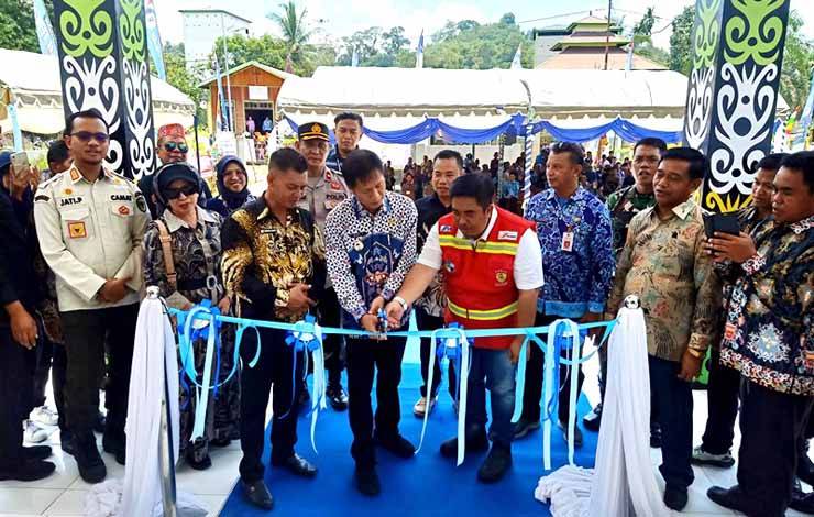 Pj Bupati Barito Utara, Muhlis didampingi Plt Sekda, Ketua Komisi III DPRD H Tajeri dan anggota DPRD, Kades Lemo I, mewakili manajemen PT SMM, Camat Teweh Tengah dan pejabat lainnya menggunting pita tanda diresmikannya kantor Desa Lemo I, Kamis 26 Oktober 2023.(foto: Dhani)