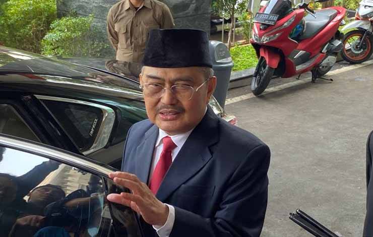 Ketua Majelis Kehormatan Mahkamah Konstitusi (MKMK) Jimly Asshiddiqie ditemui usai rapat MKMK di Gedung II MK, Jakarta, Kamis (26/10/2023). ANTARA/Fath Putra Mulya