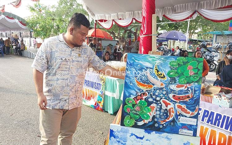 Waket II DPRD Kapuas Apresiasi Pasar UMKM Rangkaian Hari Sumpah Pemuda ke-95